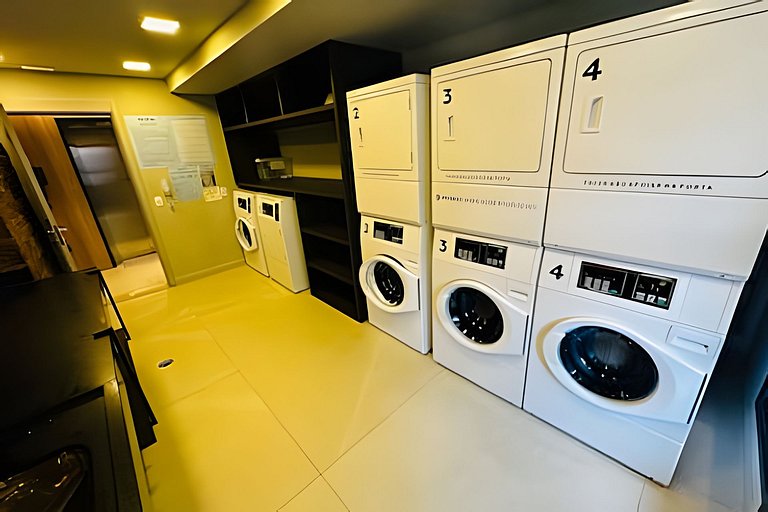 Studio com piscina rooftop ao lado do Allianz 1408