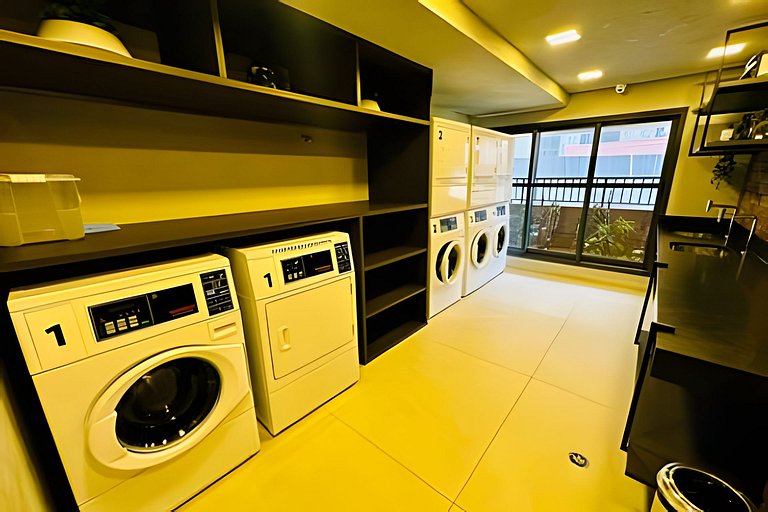 Studio com piscina rooftop ao lado do Allianz 1408