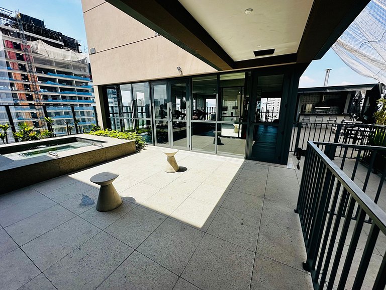 Studio com piscina rooftop ao lado do Allianz 1408